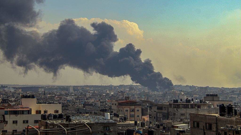 Bombardeo sobre a Cidade de Gaza. (Foto: Hashem Zimmo / Contacto via Europa Press)