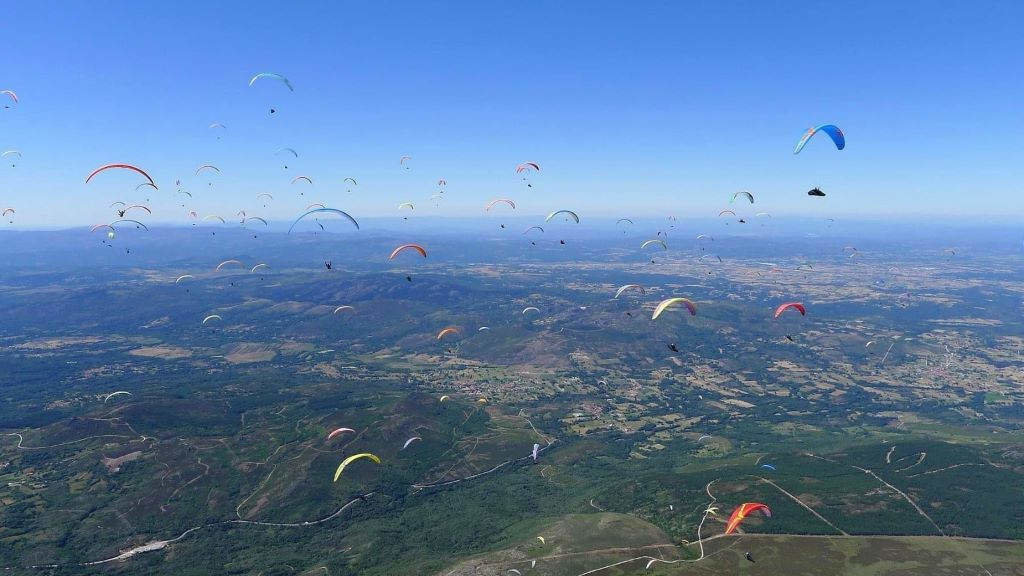 O Larouco é un enclave privilexiado para a práctica do parapente e de actividades de voo libre. (Foto: Club Parapente Baltar).