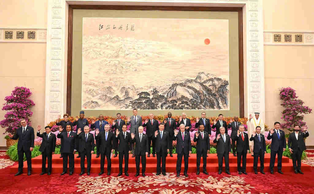 O presidente chinés, Xi Jinping, cos 23 xefes de Estado que acudiron ao foro e os líderes de organizacións internacionais, a cuarta feira. (Foto: Kremlin / DPA)