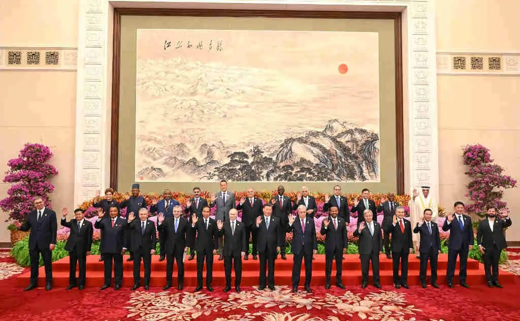 O presidente chin&eacute;s, Xi Jinping, cos 23 xefes de Estado que acudiron ao foro e os l&iacute;deres de organizaci&oacute;ns internacionais, a cuarta feira. (Foto: Kremlin / DPA)