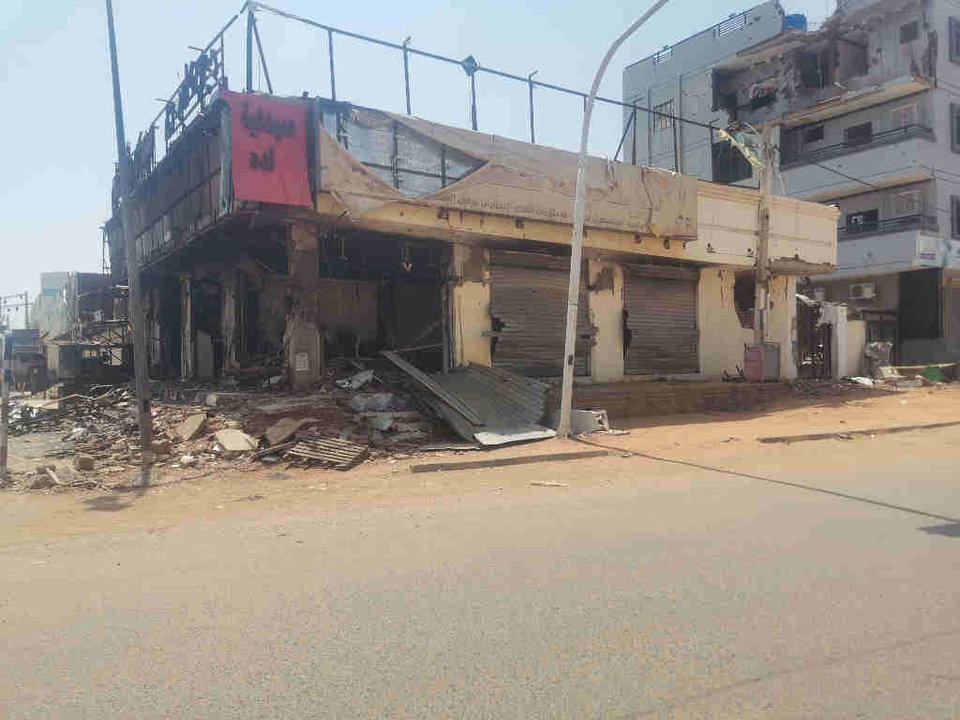 Edificio afectado polos combates en Khartún, a capital do Sudán, en setembro. (Foto: Mohamed Khidir / Europa Press / Contacto)