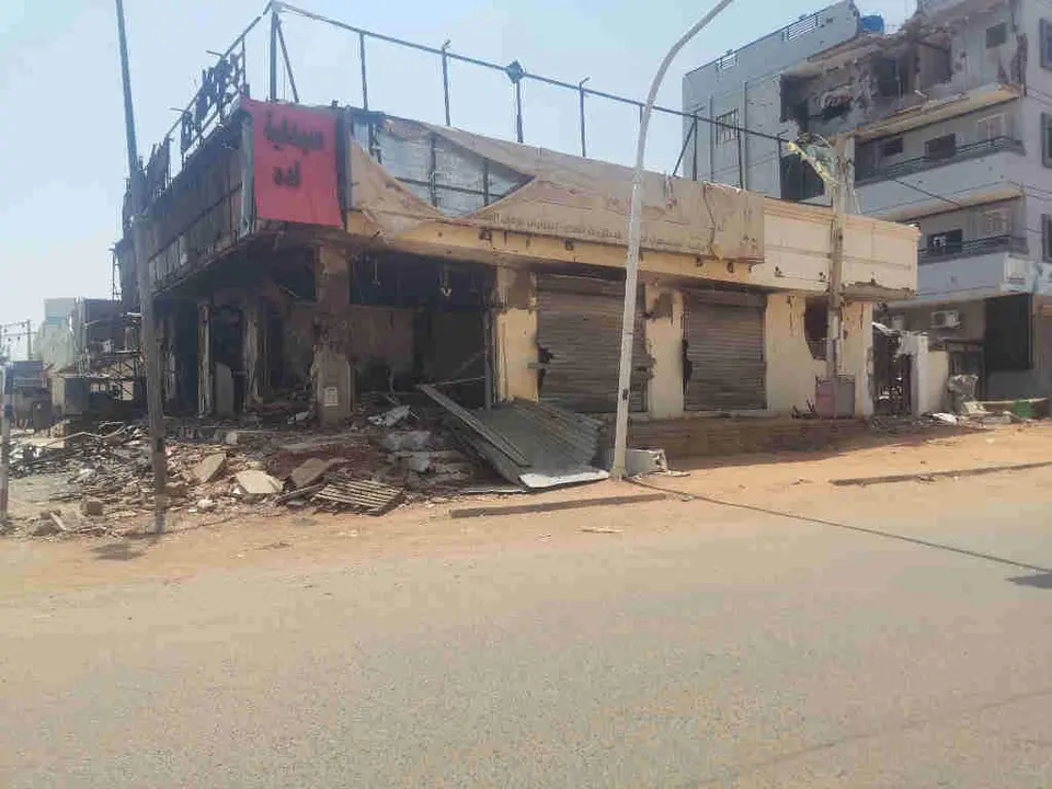 Edificio afectado polos combates en Khart&uacute;n, a capital do Sud&aacute;n, en setembro. (Foto: Mohamed Khidir / Europa Press / Contacto)