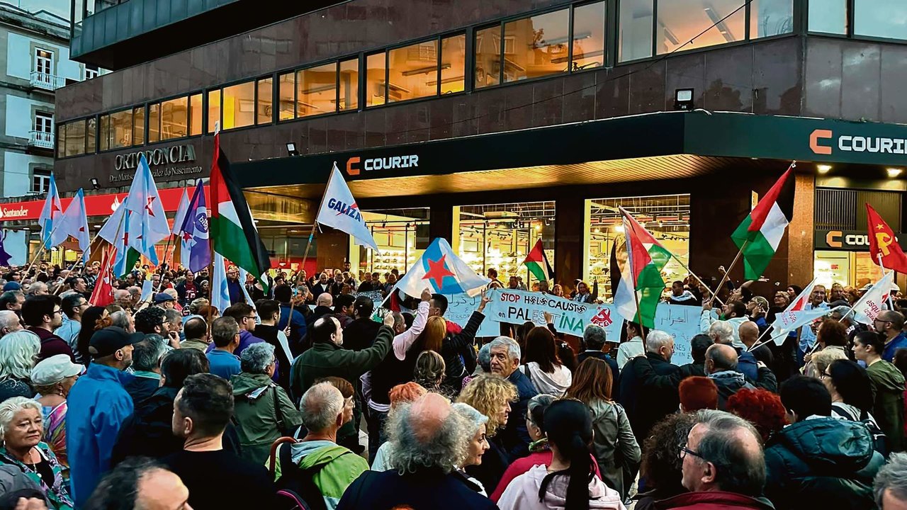 Bandeiras palestinas e da Galiza na concentración contra o xenocidio do pobo palestino en Vigo a pasada segunda feira. (Foto: Nós Diario)