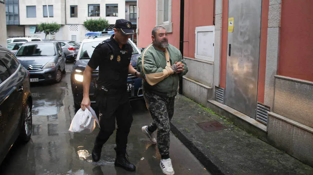 O membro do grupo neonazi 'Combat 18' entrando aos xulagdos de Monforte de Lemos esta quinta feira (Foto: Carlos Castro / Europa Press).