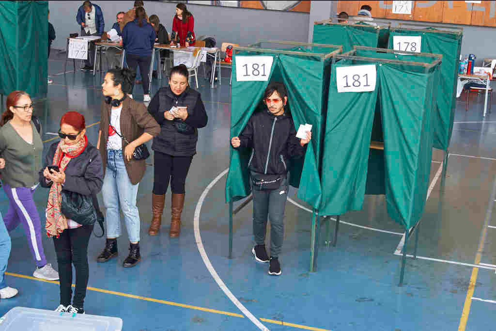 Votacións en maio para elixir o Consello Constitucional chileno. (Foto: Francisco Arias / Zuma Press / Contactophoto)