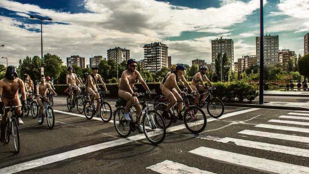 Marcha ciclonudista polas rúas de Valladolid. (Foto: Alexander Rol Jorge)