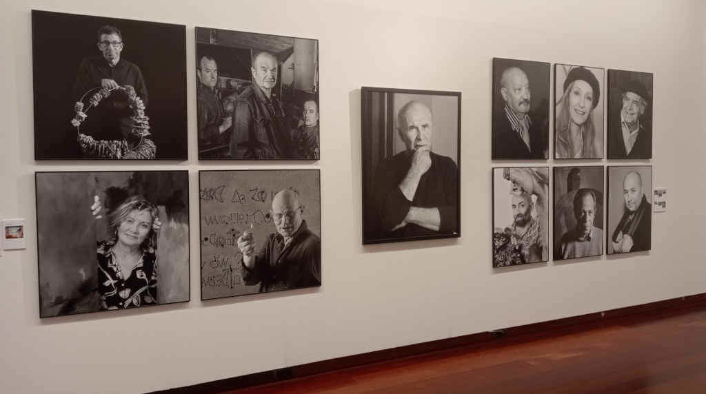 Vista de panel de retratos na sala (Foto: Xulio Gil).
