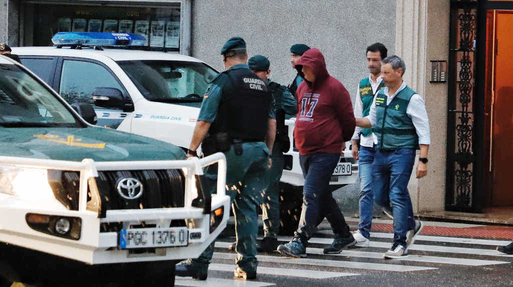 O autor confeso do asasinato e violación de Elisa Abruñedo sae da súa vivenda en Narón (Foto: Europa Press).