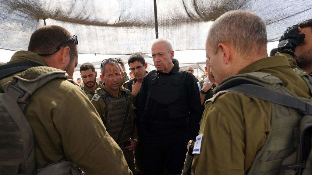 O ministro de Defensa israelita, Yoav Gallant, prometeu aos seus soldados que "cedo" verán Gaza "desde dentro". (Foto: Ariel Hermoni / GPO / DPA)