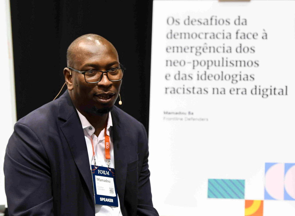 O activista antirracista Mamadou Ba nunha conferencia en 2021. (Foto: Front Line Defenders)