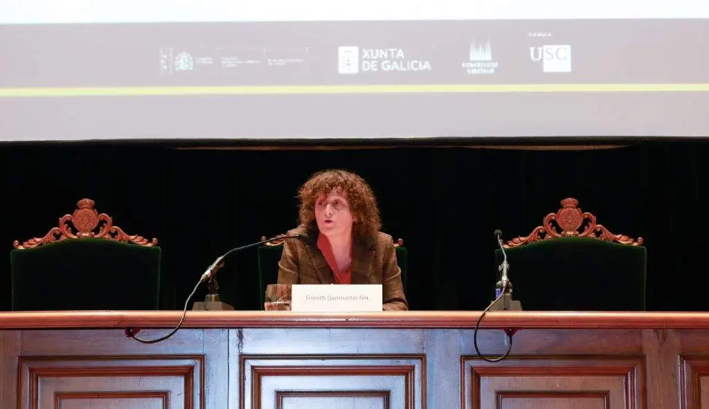 A alcaldesa de Santiago, Goretti Sanmart&iacute;n, na xornada de debate sobre o modelo tur&iacute;stico. (Foto: N&oacute;s Diario)