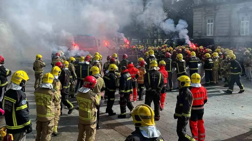 Bombeiros comarcais, esta sexta feira diante da Deputaci&oacute;n de Pontevedra (Foto: N&oacute;s Diario).