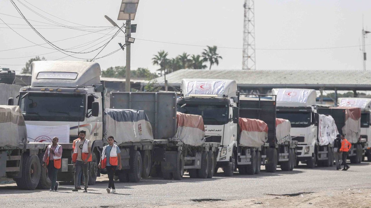 Camións con axuda humanitaria paralizados na fronteira entre Exipto e a Faixa de Gaza (Foto: Mohammed Talatene / DPA).