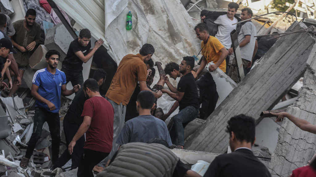 Rescates de poboación palestina após un bombardeo israelí (Foto: Mohammed Talatene / dpa).