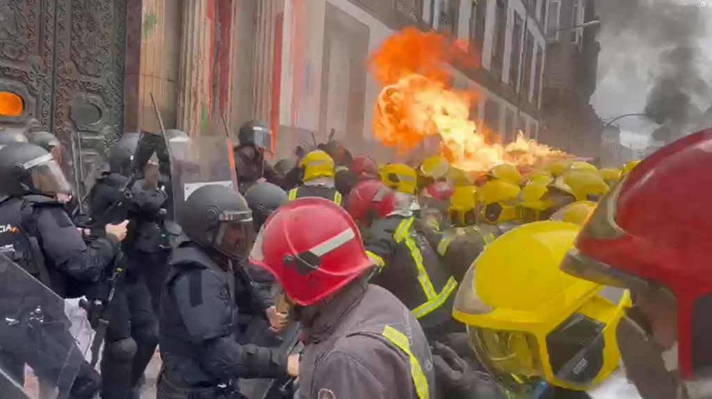 Mobilización dos bombeiros comarcais ante a Deputación de Ourense. (Foto: FAC-USO)