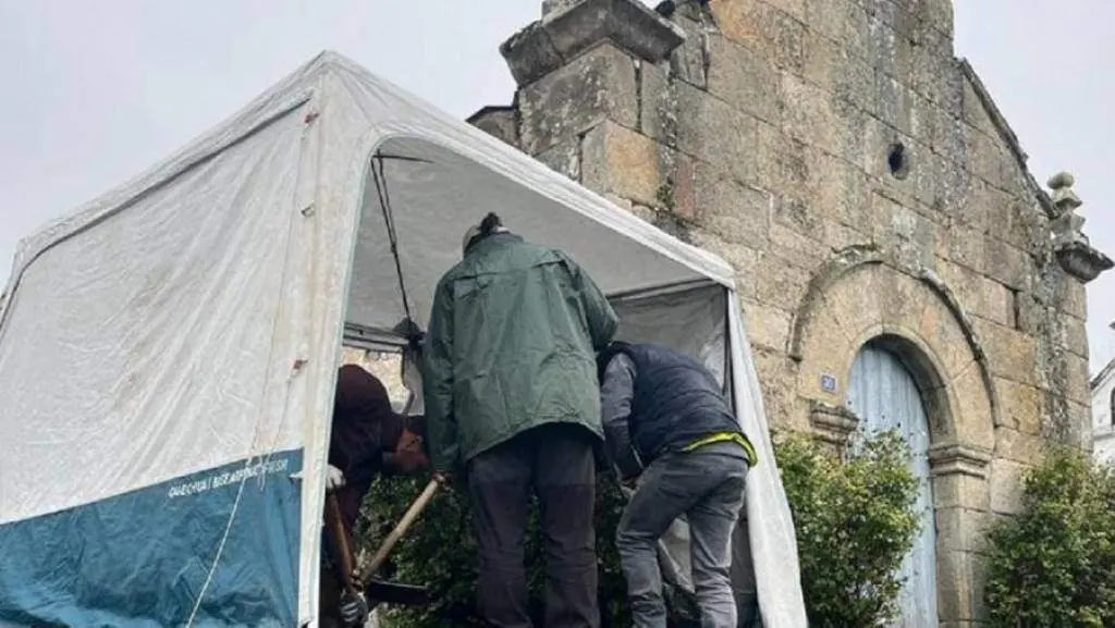 Traballos de exhumaci&oacute;n en Castro-Pixeiros. (Foto: USC)