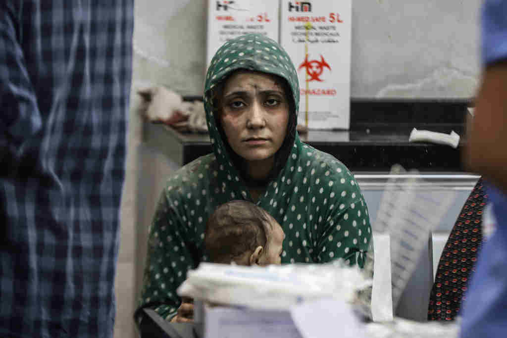 Palestina ferida no hospital Shifa  de Gaza, hoxe, logo dun bombardeo israelí. (Foto: Mohammad Abu Elsebah / DPA)