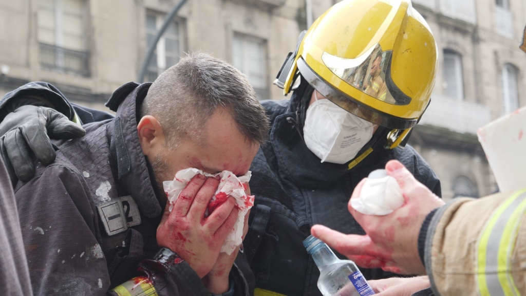 Un dos bombeiros feridos durante a carga policial esta segunda feira en Ourense (Foto: Nós Diario).