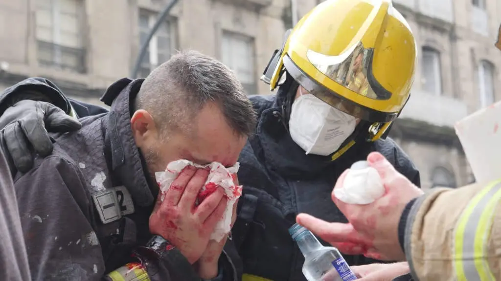 Un dos bombeiros feridos durante a carga policial esta segunda feira en Ourense (Foto: N&oacute;s Diario).