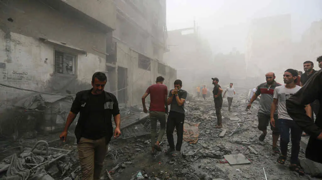 Destruci&oacute;n en Gaza ap&oacute;s ataques israel&iacute;s esta terza feira (Foto: Europa Press / Contacto / Liu Weijian ).