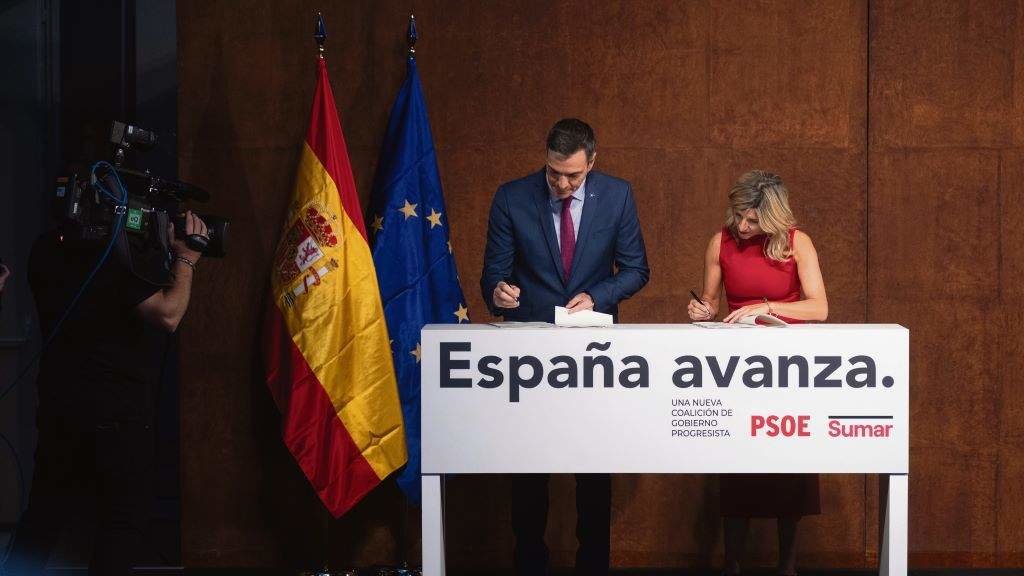 Pedro Sánchez e Yolanda Díaz, esta terza feira, asinando o pacto. (Foto: Eduardo Parra / Europa Press)
