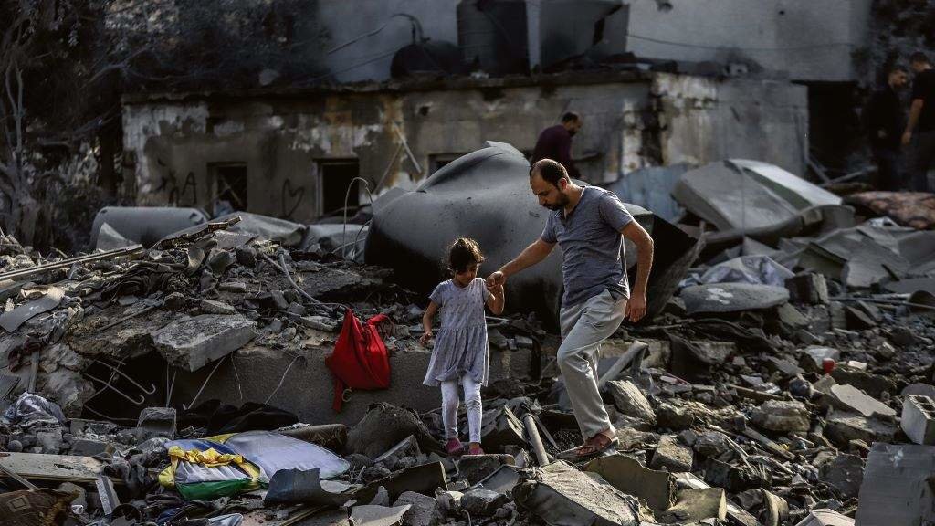 Un palestino e unha crianza inspeccionan a destrución causada por un ataque israelí en Gaza na segunda feira. (Foto: Mohammad Abu Elsebah)