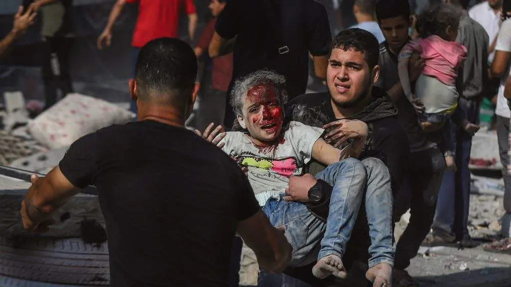 Crianza palestina ferida nun ataque israel&iacute; esta terza feira a un edificio da Faixa de Gaza. (Foto: Mohammed Abu Elsebah / DPA)
