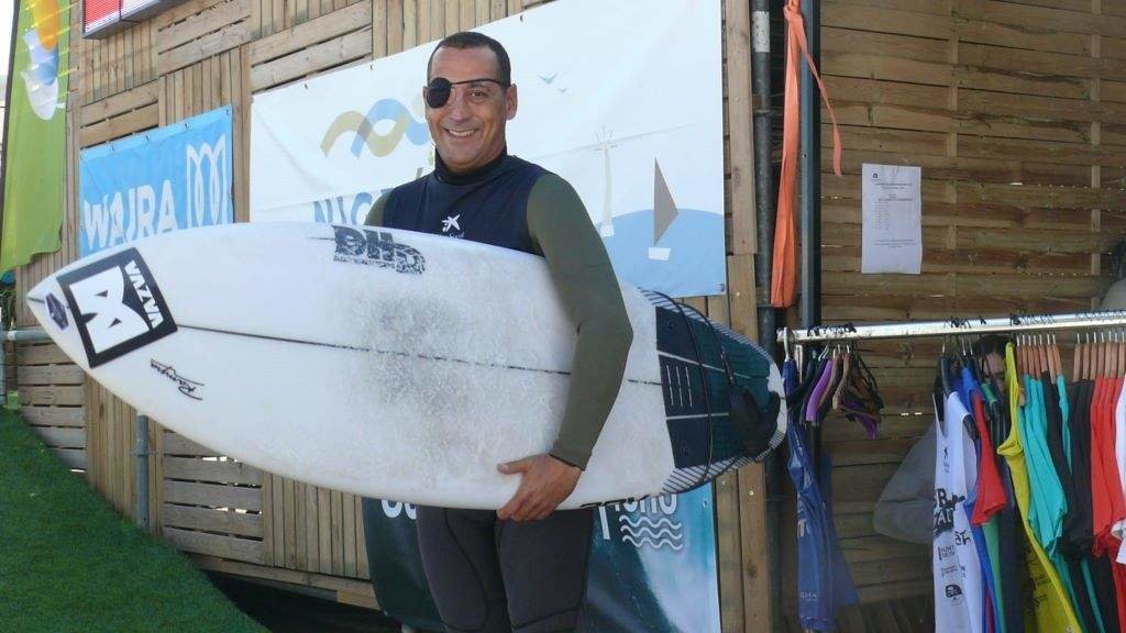 O surfista coruñés Dani Souto é todo un veterano que subiu por primeira vez a unha táboa en 1986. (Foto: Daniel Almeida).