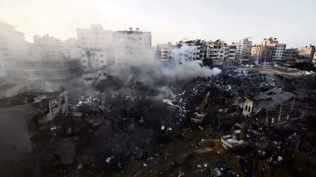 Destruci&oacute;n na cidade de Gaza por un bombardeo israel&iacute;, esta cuarta feira. (Foto: Mohammed Abu Elsebah / DPA)