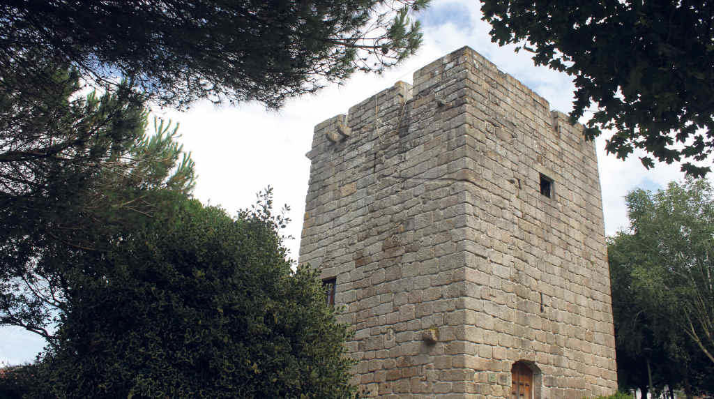 Laterais noroeste e suroeste da torre de Celas  (Foto: Héitor Picallo).