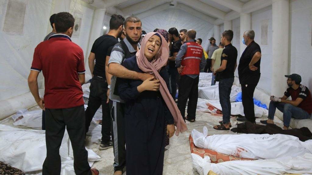 Morgue improvisada no hospital de Shifa, en Gaza, após os últimos bombardeos israelitas. (Foto: Saeed Jaras / Zuma Press)
