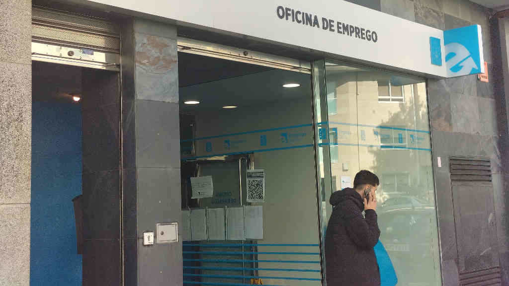 Un mozo saíndo dunha oficina de emprego da Xunta da Galiza en Compostela (Foto: Nós Diario).