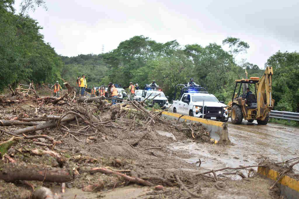 Estrada bloqueada en México polos efectos do furacán Otis. (Foto: Dassaev Tellez Adame / Europa Press / Contacto)