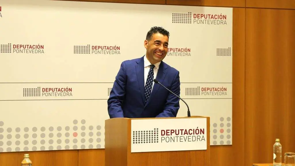 O presidente da Deputaci&oacute;n de Pontevedra, Lu&iacute;s L&oacute;pez, en rolda de prensa. (Foto: Europa Press)