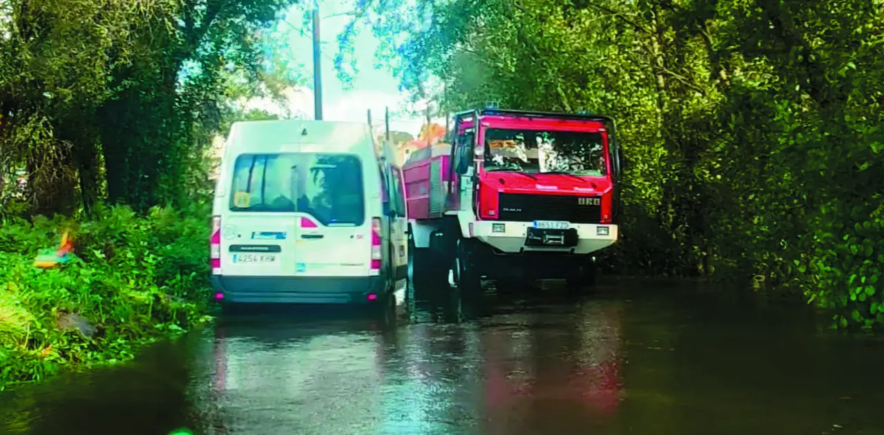 El microbus varado en la balsa de agua del r&iacute;o Arnoia, en Allariz (Ourense)
GUARDIA CIVIL DE OURENSE
26/10/2023