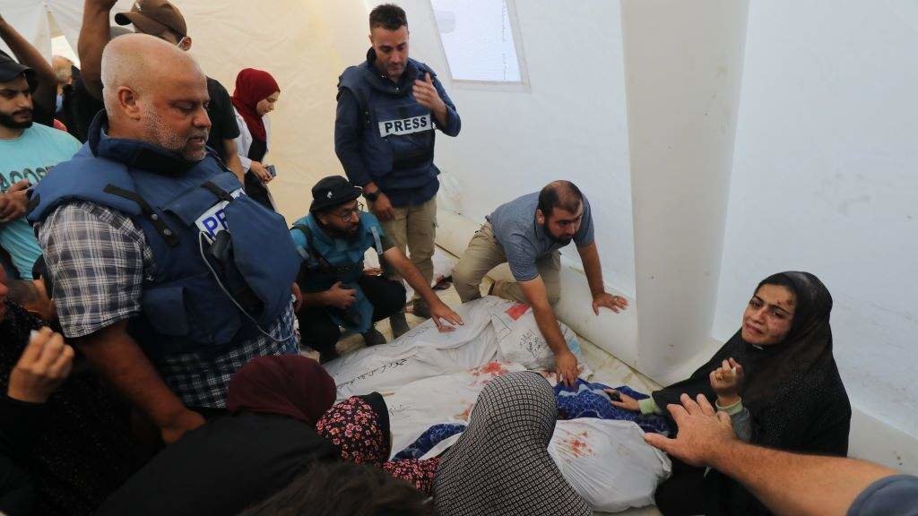 O xornalista de 'Al Jazeera' Wael Al-Dahdouh chora pola morte das súas tres crianzas, esta quinta feira, na cidade gazatí de Dair El-Balah. (Foto: Omar Ashtawy / Zuma Press)