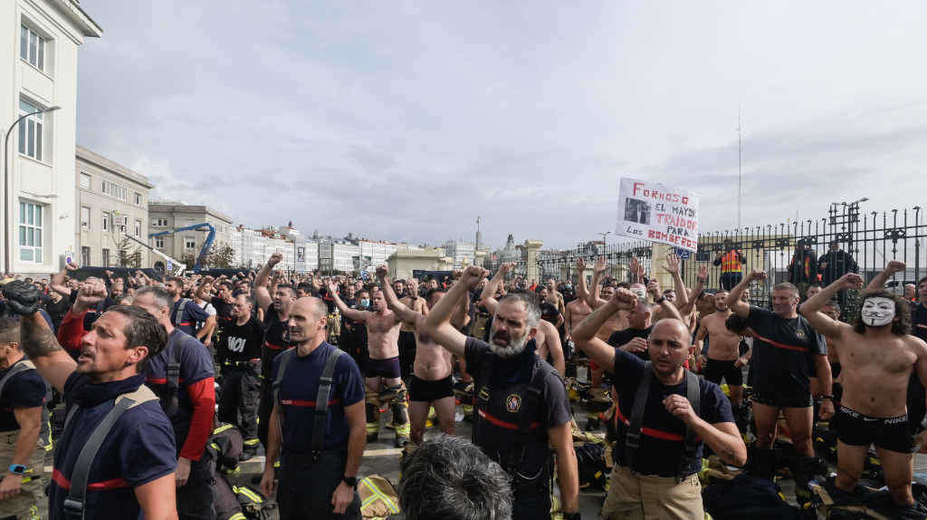 Protestas dos bombeiros ante a Deputación da Coruña (Foto:: M. Dylan / Europa Press).