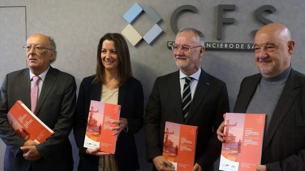 Fernando Gonz&aacute;lez Laxe, Lara M&eacute;ndez, Roberto Pereira e Xo&aacute;n V&aacute;zquez Mao, esta sexta feira, en Santiago. (Foto: Arxina)