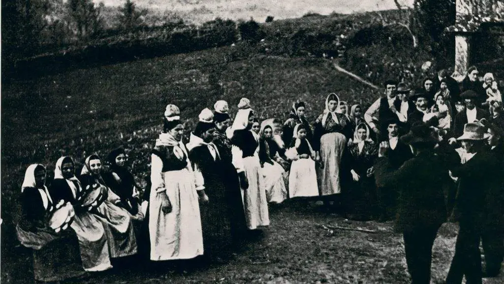 Regueifa en Noia entre os anos 1890 e 1900. (Foto: Pietro Guerra)