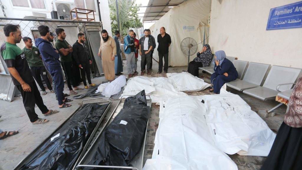 Palestinos asasinados en Rafah, na Faixa de Gaza, esta sexta feira. (Foto: Str / Zuma Press / Contactophoto)