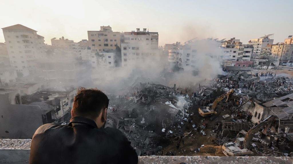 Un home observa os edificios derruídos na cidade de Gaza, que tornará na súa totalidade en "campo de batalla", advertiu Israel. (Foto: Mohammed Abu Elsebah / DPA)