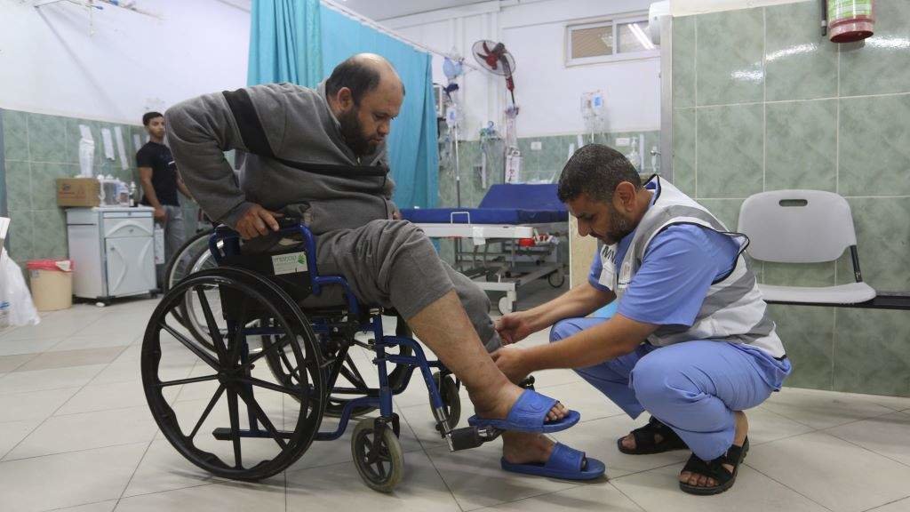 Un home recibe atención médica nun hospital de Gaza. (Foto: Khaled Omar / Contacto / Europa Press)
