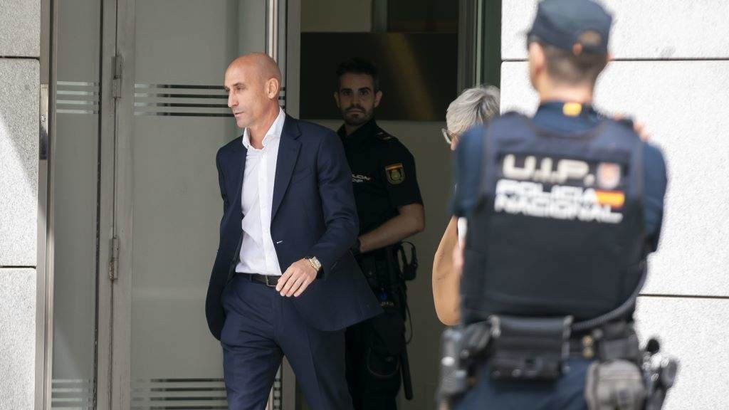Luis Rubiales abandonando a sede da Audiencia Nacional após a súa declaración ante o xuíz, o pasado 15 de setembro. (Foto: A. Pérez Meca / Europa Press)