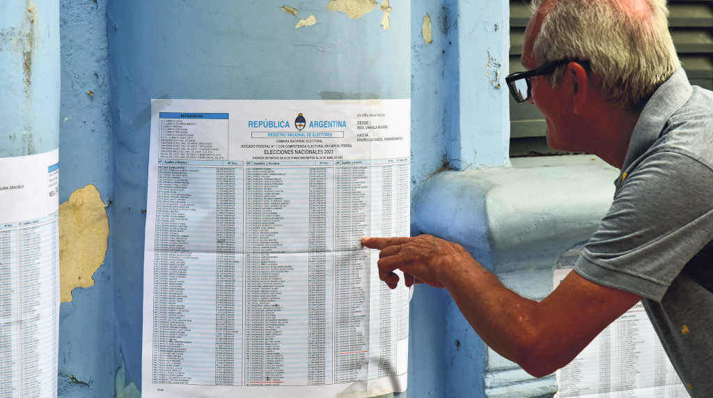 Un elector arxentino revisa o censo electoral fronte a unha escola onde se levaron a cabo as eleccións presidencias do pasado 22 de outubro (Foto: Maximiliano Ramos ).