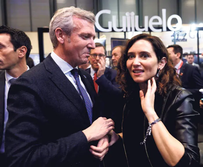 El presidente de la Xunta de Galicia, Alfonso Rueda, y la presidenta de la Comunidad de Madrid, Isabel D&iacute;az Ayuso,  conversan en el acto de celebraci&oacute;n del D&iacute;a de Madrid de la tercera jornada de la Feria Internacional de Turismo, FITUR 2023, en IFEMA Madrid, a 20 de enero de 2023, en Madrid (Espa&ntilde;a). La Comunidad de Madrid se promocionar&aacute; en mercados lejanos emisores como Estados Unidos y Canad&aacute;, pa&iacute;ses asi&aacute;ticos como China, Rep&uacute;blica de Corea del Sur y Jap&oacute;n, Hispanoam&eacute;rica y Oriente Medio con una inversi&oacute;n de 14,9 millones en planes de acci&oacute;n a trav&eacute;s de Madrid Turismo by Ifema. De esta inversi&oacute;n, 12,4 millones proceden del presupuesto regional, tal y como ha anunciado Ayuso hoy en el D&iacute;a de Madrid en Fitur.
20 ENERO 2023;MADRID;FITUR;2023;FERIA INTERNACIONAL DE TURISMO
Eduardo Parra / Europa Press
(Foto de ARCHIVO)
20/1/2023
