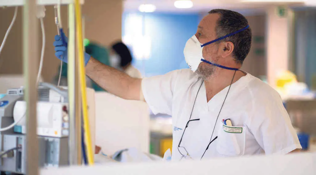 Persoal sanitario do Sergas durante a s&uacute;a xornada no Hospital da Mari&ntilde;a. (Foto: Xunta da Galiza).