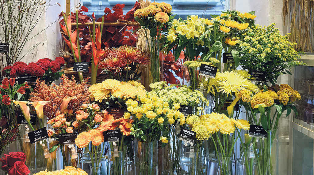 As florarías galegas atenden estes días os pedidos para a xornada de Defuntos. Á dereita, venda nun mercado, fóra do circuíto oficial (Foto: Jesús Hellín / Europa Press).