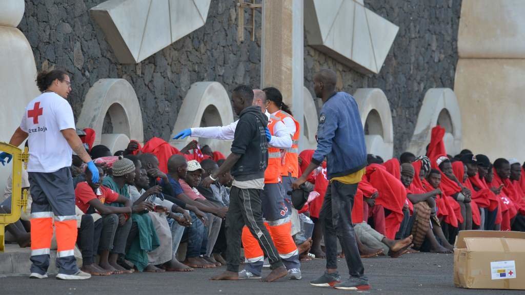 Efectivos da Cruz Vermella atendendo migrantes chegados á illa canaria de Tenerife. (Foto: Europa Press)