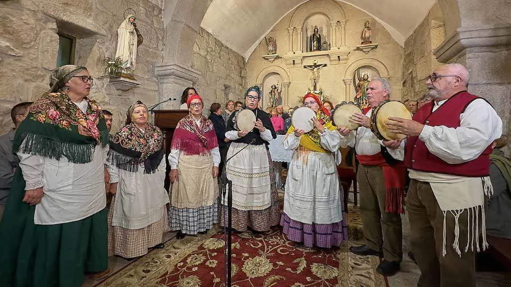 O grupo de pandeireteiras O Carballo das Cen Polas acompa&ntilde;aron coa s&uacute;a m&uacute;sica a homenaxe a Marisol e Ra&uacute;l en Pazos de Borb&eacute;n. (Foto N&oacute;s Diario).