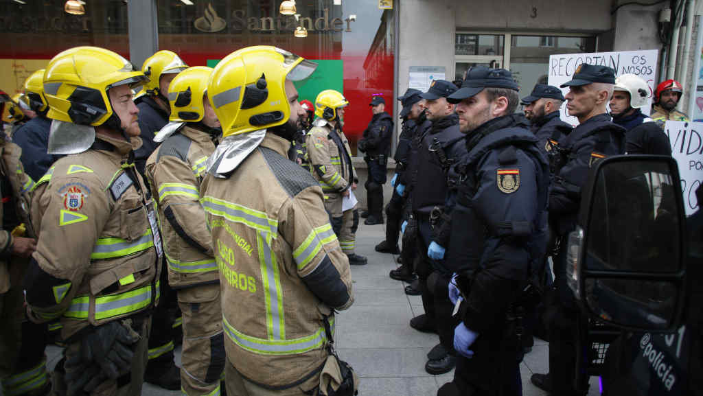 Bombeiros e policías durante a mobilización desta terza feira en Lugo (foto: Carlos Castro / Europa Press).